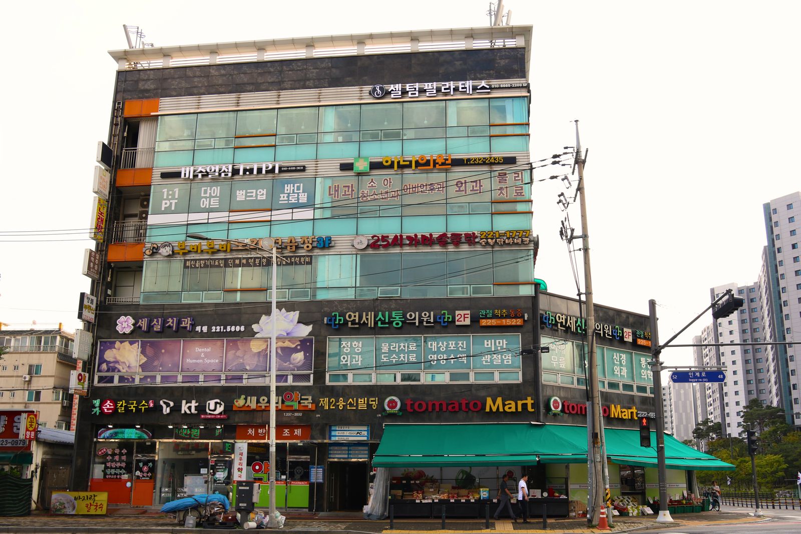 정돈된 힐링 공간 및 고급 테라피 용품 세팅